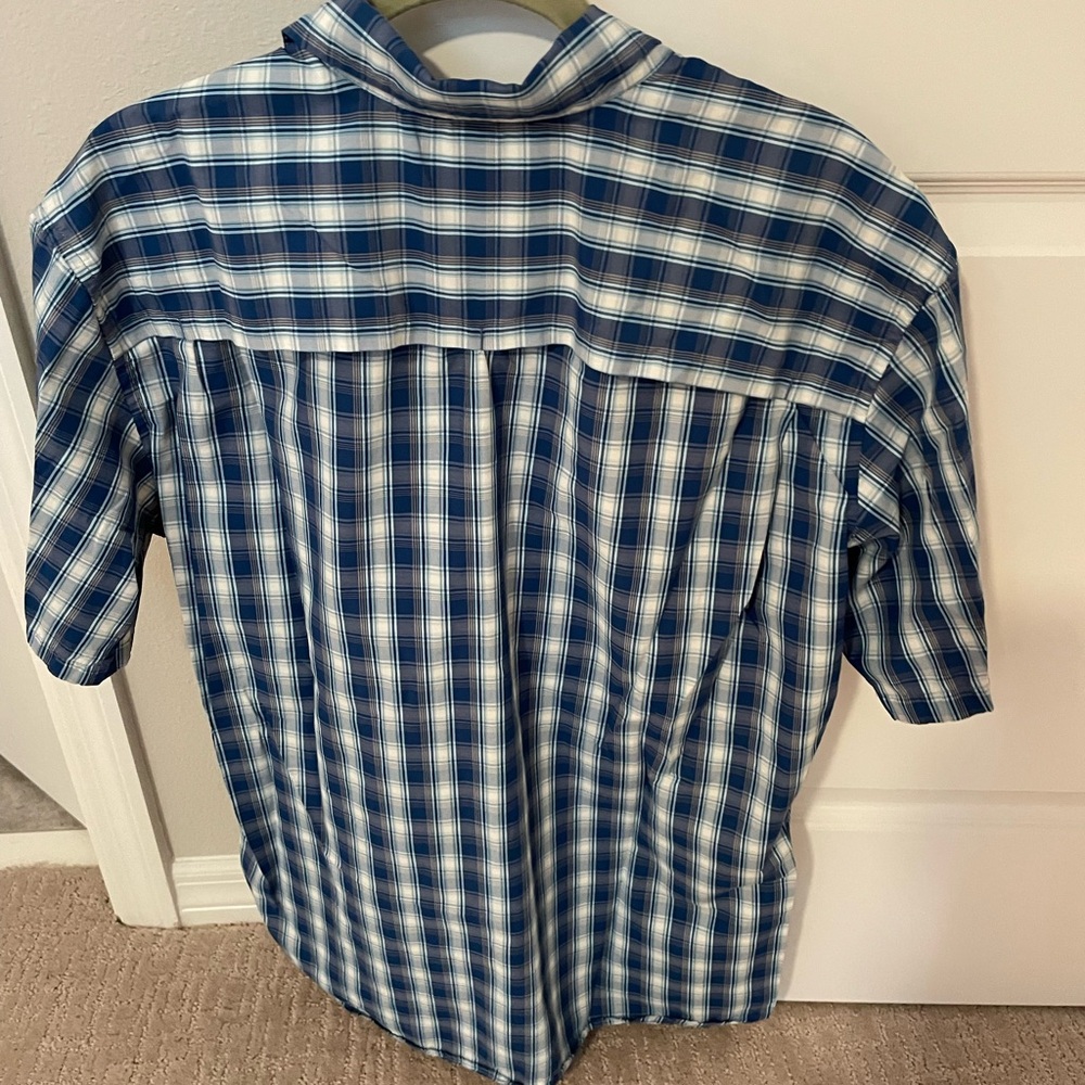 Eddie Bauer men’s casual button down shirt. Size large. 54%poly/46%cotton.